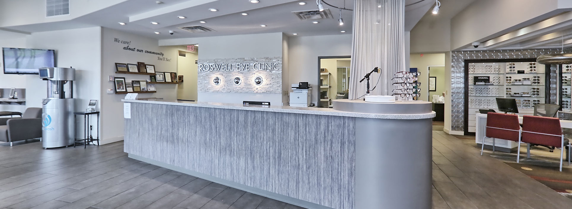 A view of the receptionist desk of Roswell Eye Clinic.