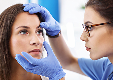 Female ophtalmologist giving eye exam